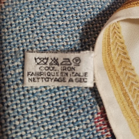 CHANEL VINTAGE 100% Silk logo Camellia Auth 34" x 35" Scarf Hand-rolled Hem - Picture 4 of 16